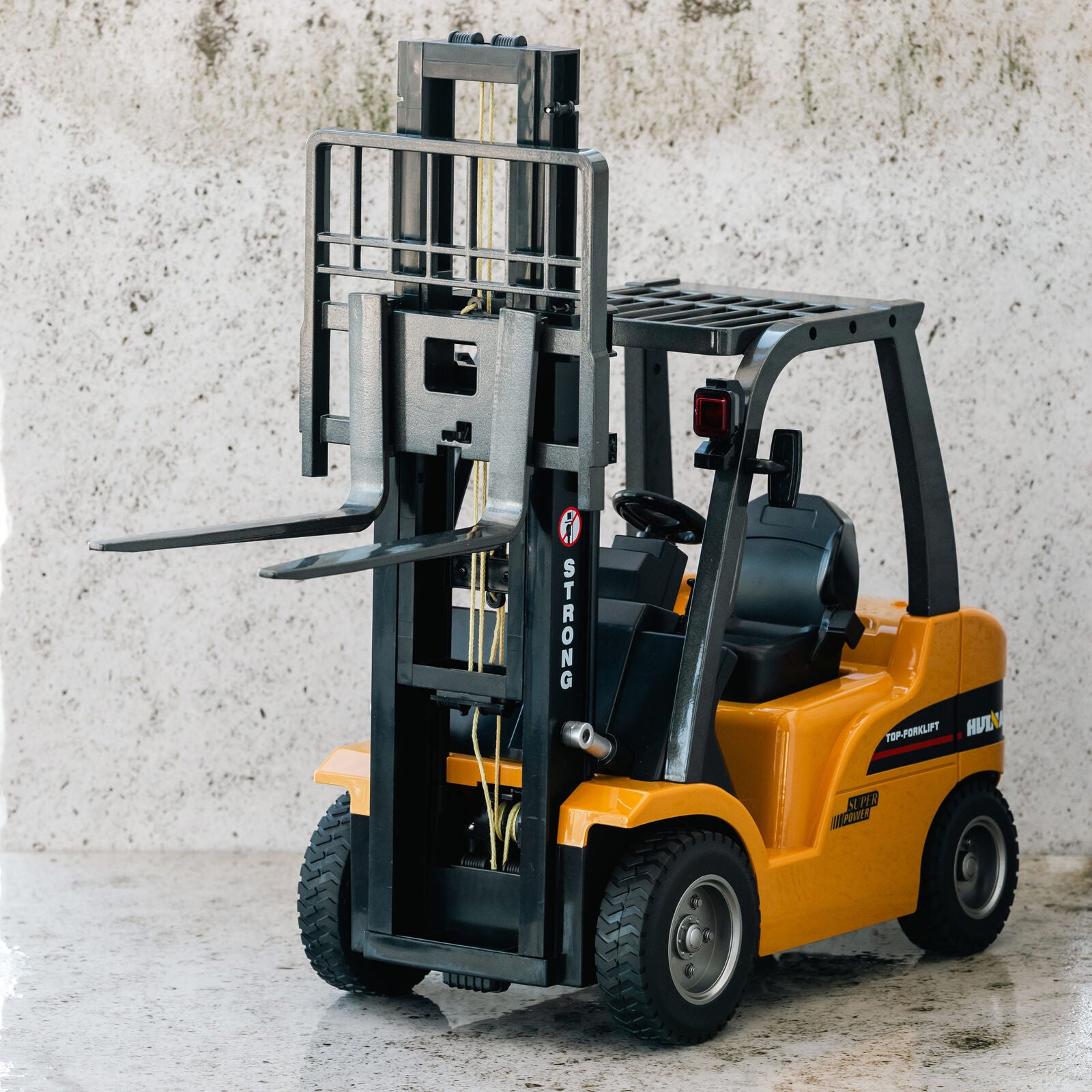 1:10 Scale 2.4G 8-Channel Metal Remote Control Forklift Construction Vehicle with Lifting Function & Sound
